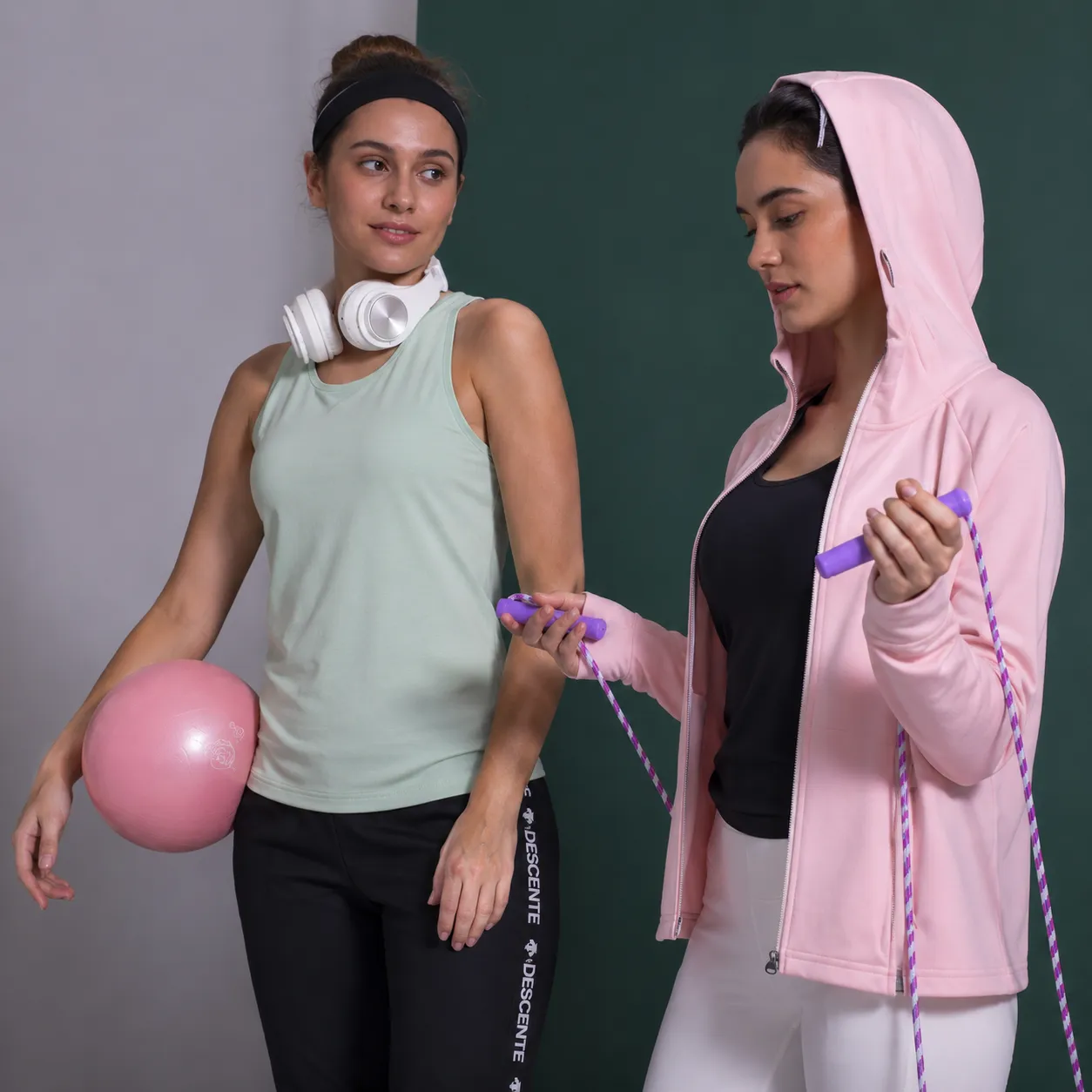 چه پارچه‌ای برای چه ورزشی بهتره؟ (عرق‌گیر، تنفس‌پذیر، ضدبو، سریع‌خشک